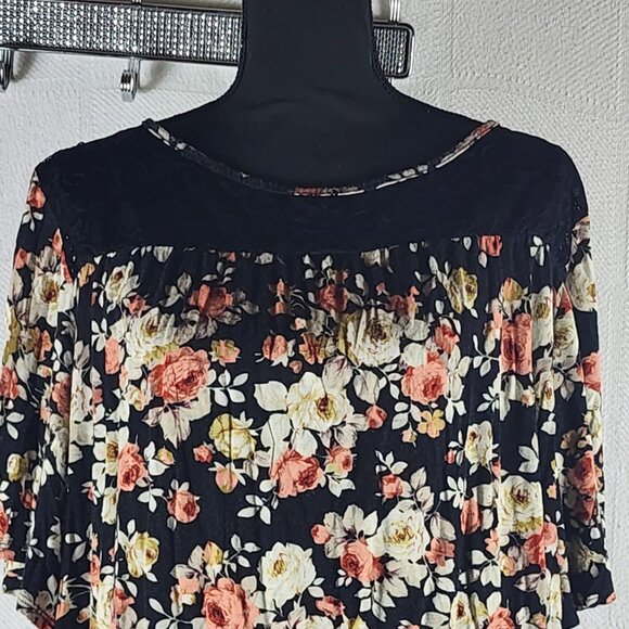 SJS Black Salmon Cream Floral Rayon Span Flutter Sleeve Lace Neck Top Size 3X - Picture 2 of 16